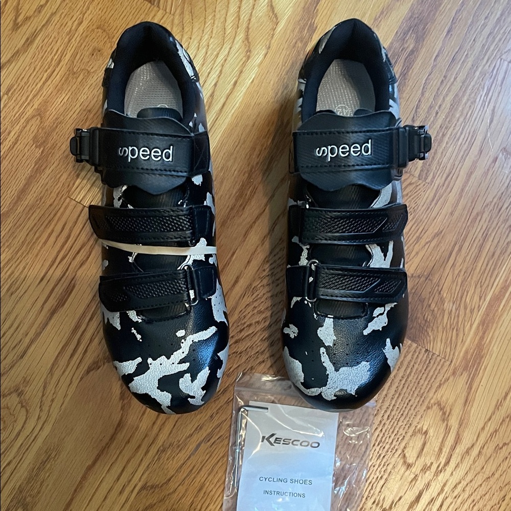 Speed Kescoo Black and White indoor or Outdoor Cycling Shoes 42/9mens never worn